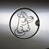 Plotrovaná nálepka Simon's Cat. Sediacia mačka s veľkými očami a prázdnou miskou v labkách, zobrazená na palivovej nádrži.