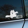 Plotrovaná nálepka na auto s kreslenou hladnou mačkou pri miske, humorný motív v štýle Simon’s Cat z jednofarebnej fólie.