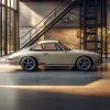 Klasický Porsche 911 v priemyselnom interiéri, decentne upravený, s čiernym nápisom ENJOY nad prahom dverí.