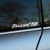 Plotrovaná nálepka s nápisom „Passat TDI“ v kombinácii dynamického a technického písma na bočné okno auta.