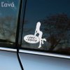 Plotrovaná nálepka ženy v štýlovej siluete opierajúcej sa o logo Land Rover, vhodná pre ľavú stranu auta.