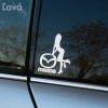 Plotrovaná nálepka ženy v elegantnej siluete opierajúcej sa o logo Mazda, určená pre ľavú stranu auta.