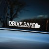 Plotrovaná nálepka s textom „Drive Safe Someone Cares About You“ doplnená motívom srdca, symbolizujúcim starostlivosť a lásku.