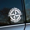 Plotrovaná nálepka s motívom kompasu a textom „Live life by the compass, not by the clock“, ideálna pre cestovateľov a dobrodruhov.