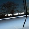 Plotrovaná nálepka „No Roads Best Roads“ s elegantným textovým dizajnom. Skvelá nálepka na auto pre offroad jazdcov a dobrodruhov.