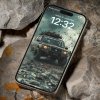 Smartfón s tapetou offroadového vozidla v apokalyptickej scéne, na displeji čas a dátum. Elegantné prostredie s detailmi skalnatého povrchu.