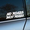 Plotrovaná nálepka „No Roads Best Roads“ s dynamickým textovým dizajnom. Perfektná nálepka na auto pre milovníkov offroad dobrodružstiev.