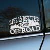 Plotrovaná nálepka s textom „Life is better offroad“ a motívom hôr a lesa, ideálna pre milovníkov terénnych jázd a prírody.