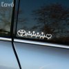 Plotrovaná nálepka Toyota s EKG čiarou, srdcom a piestami, vhodná na ľavú stranu auta.