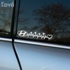 Plotrovaná nálepka Hyundai s EKG čiarou, srdcom a piestami, vhodná na ľavú stranu auta.