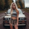 Blondínka v sivom topu a krátkych šortkách stojí na vidieckej ceste pred hnedým BMW klasikou obklopenou stromami.