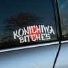 Samolepka s nápisom „Konichiwa Bitches“ kombinuje hravý text s grafickým prvkom červeného kruhu, ktorý pripomína japonskú vlajku. Tento dizajn je určený pre tých, ktorí chcú dodať svojmu autu jedinečný, drzý a zábavný vzhľad s nádychom japonskej kultúry. Biela a červená farba vytvárajú kontrast, ktorý na tmavom okne auta okamžite upúta pozornosť a pridáva vozidlu originálny štýl.