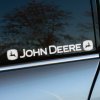 Biela nálepka s nápisom "John Deere" a ikonickým logom skákajúceho jeleňa je nalepená na tmavom okne auta. Táto štýlová a výrazná nálepka zobrazuje značku obľúbeného výrobcu poľnohospodárskej techniky, čo dáva vozidlu jedinečný a osobitý charakter. Perfektná pre fanúšikov značky, ktorí chcú zdôrazniť svoju lojalitu a podporu. Nálepka na auto John Deere je ideálnym doplnkom pre každého nadšenca poľnohospodárskej techniky a strojov.