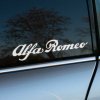 Plotrovaná nálepka s elegantným nápisom Alfa Romeo v skriptovom písme, decentný dizajn pre milovníkov značky.