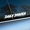 Biela nálepka s nápisom "DAILY DRIVEN" v dynamickom, ostrom písme na bočnom okne sivého auta. Tento výrazný dizajn vyjadruje energiu a vášeň pre každodenné jazdenie, pričom dodáva vozidlu športový a odvážny vzhľad. Ideálna voľba pre vodičov, ktorí chcú zdôrazniť svoj aktívny životný štýl a pravidelné používanie svojho auta.
