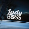 Plotrovaná nálepka na auto s nápisom „Lady Boss“ a bielym odtlačkom pier, navrhnutá v elegantnom štýle pre sebavedomé vodičky.