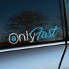 Plotrovaná nálepka textu "OnlyFast" so zámkom, dynamický motív nálepky na auto pre nadšencov rýchlosti a tuningu.