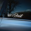 Plotrovaná nálepka "OnlyFast" v bielej farbe, kontrastný, minimalistický štýl so symbolom zámku, ideálna nálepka na auto.