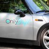 Nálepka "Only Drift" na bočnej strane strieborného Mini Cooper. Text je v štýlovom čiernom a tyrkysovom prevedení, čo dodáva vozidlu moderný a dynamický vzhľad. Táto nálepka je ideálna pre nadšencov driftovania, ktorí chcú vyjadriť svoju vášeň pre tento adrenalínový šport. Nálepky na auto, Mini Cooper, driftovanie, moderný dizajn.