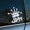 Samolepka „JDM“ s korunkou je jednoduchým, ale výrazným symbolom pre nadšencov japonskej tuningovej kultúry. Biela farba dizajnu perfektne kontrastuje s tmavým oknom auta a dodáva vozidlu štýlový a sebavedomý vzhľad, ktorý hovorí o hrdosti na JDM dedičstvo. Táto samolepka je ideálna pre každého, kto chce svoje auto ozdobiť jemným, no výstižným prvkom, ktorý reprezentuje kráľovský status japonských áut v tuningovej komunite.