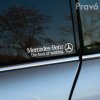 Biela nálepka na pravej strane okna auta Mercedes nesie text "Mercedes-Benz The best or nothing" spolu s ikonickým logom značky. Tento jednoduchý, ale výrazný dizajn zdôrazňuje prestíž a vysoké štandardy, ktoré sú spojené s touto automobilovou značkou. Perfektný doplnok pre majiteľov Mercedesu, ktorí chcú jasne ukázať svoju hrdosť na kvalitu a výnimočnosť svojho vozidla.
