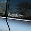Biela nálepka na ľavej strane okna auta Mercedes obsahuje text "Mercedes-Benz The best or nothing" spolu s ikonickým logom značky. Tento dizajn elegantne vystihuje záväzok k excelentnosti, ktorý Mercedes-Benz predstavuje. Ideálny doplnok pre tých, ktorí chcú svoje auto ozdobiť sofistikovaným a prestížnym prvkom, ktorý zdôrazňuje ich vysoké štandardy a lásku k tejto luxusnej značke.