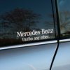 Na fotografii vidíme detail okna auta Mercedes-Benz, na ktorom je nalepená nálepka s nápisom "Mercedes-Benz Lebo Medveď." Táto originálna nálepka je skvelým spôsobom, ako pridať osobitosť a vtipný prvok na vaše vozidlo, zároveň však zachováva eleganciu a prestíž značky Mercedes-Benz. Nálepka vyniká na tmavom pozadí okna a je ideálnym doplnkom pre každého, kto chce vyjadriť svoju hrdosť na značku s humorom.