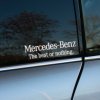 Elegantná nálepka "Mercedes-Benz The best or nothing." v bielom písme je nalepená na zadnom okne tmavého auta. Tento slogan vyjadruje filozofiu značky Mercedes-Benz, ktorá sa zameriava na dokonalosť a luxus. Nálepka dodáva vozidlu sofistikovaný vzhľad a podčiarkuje jeho prémiový charakter, čo je ideálne pre majiteľov, ktorí chcú zdôrazniť prestíž svojej značky.