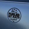 Plotrovaná nálepka Fueled by Hate v okrúhlom tvare s hviezdami a vtipným textom, ideálna na kryt palivovej nádrže.