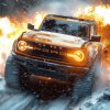 Dravý Ford Bronco prekonáva snehom pokrytý terén, pričom za sebou zanecháva stopy adrenalínu v podobe explodujúcich plameňov. Tento robustný terénny voz s výraznými oranžovými svetlami a masívnymi pneumatikami je pripravený na akékoľvek výzvy, ktoré mu príroda postaví do cesty. Vozidlo je pokryté jemnou vrstvou snehu, čo ešte viac zdôrazňuje jeho odolnosť a silu v extrémnych podmienkach. Ideálny inšpiračný obrázok pre tých, ktorí hľadajú nálepky na zdôraznenie nezastaviteľného ducha ich vozidla.