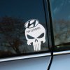 Biela Punisher lebka s logom Hyundai na vrchu, nalepená na bočnom okne auta. Táto nálepka spája ikonický symbol Punishera s moderným dizajnom a technológiou značky Hyundai, dodávajúc vozidlu odvážny a nezameniteľný vzhľad. Ideálna pre majiteľov Hyundai, ktorí chcú svojmu autu dodať trochu temného, no štýlového charakteru pomocou výraznej auto nálepky.