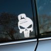 Biela Punisher lebka s logom John Deere na vrchu, nalepená na bočnom okne auta. Táto nálepka prináša jedinečnú kombináciu nekompromisného štýlu Punishera a dedičstva značky John Deere, známej pre svoje poľnohospodárske stroje. Ideálny doplnok pre tých, ktorí majú blízko k farmárskemu životu, no zároveň chcú svojmu vozidlu dodať trochu drsného, no štýlového charakteru pomocou výraznej auto nálepky.