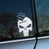 Biela nálepka na okne auta zobrazuje lebku s logom Suzuki na vrchole. Tento dizajn vyniká na tmavom pozadí skla a dodáva vozidlu výrazný a osobitý vzhľad. Ideálna voľba pre majiteľov áut značky Suzuki, ktorí chcú svoje auto personalizovať a ukázať svoju vášeň pre túto japonskú značku. Táto nálepka je skvelým doplnkom pre tých, ktorí hľadajú štýlový a trochu rebelský spôsob, ako zvýrazniť vzhľad svojho vozidla.