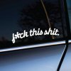 Táto drzá nálepka na okne auta s textom „f*ck this shit.“ v hravom, neformálnom písme vyjadruje jasný postoj s dávkou humoru a odvahy. Biely text na tmavom pozadí skla vytvára ostrý kontrast, ktorý zaisťuje dobrú čitateľnosť a okamžite pritiahne pohľad. Ideálny doplnok pre vodičov, ktorí sa neboja byť nekonvenční a chcú pridať svojmu autu odvážny a originálny prvok. Perfektný spôsob, ako vyjadriť náladu so štipkou rebélie.