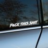 Plotrovaná nálepka F*CK THIS SHIT s nápisom v agresívnom potrhanom štýle, s ostrými líniami a dynamickým sklonom písma.