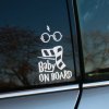 Plotrovaná nálepka s motívom okuliarov, blesku, prútika a šálu, doplnená textom „Baby on board“, vhodná na auto.