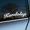 Na fotografii je biela nálepka s nápisom "Kundolap" v klasickom a elegantnom písme, nalepená na zadnom okne sivého auta. Tento štýlový font s ozdobnými krivkami vytvára jemne retro dojem, ktorý pridáva nálepke sofistikovaný vzhľad, aj napriek vtipnému obsahu nápisu. Kontrast medzi bielou farbou a tmavým oknom zaručuje, že je nálepka dobre viditeľná. Ideálna pre tých, ktorí chcú pridať svojmu autu osobitý a zábavný detail s dávkou elegancie.