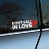 Plotrovaná nálepka textu "Don't Fall In Love" so zlomeným srdcom, vtipný, sarkastický motív pre fanúšikov tuningu.