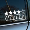 Vtipná nálepka na aute s textom „Wanted“ a piatimi hviezdičkami, z ktorých štyri sú vyplnené, pripomína ikonický systém hľadanosti z populárnych videohier. Nalepená na zadnom bočnom okne strieborného auta, táto nálepka pridáva vozidlu hravý a rebelsky vzhľad. Skvelý doplnok pre fanúšikov videohier a tých, ktorí chcú svojmu autu dodať štipku kreatívneho humoru.