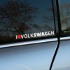 Plotrovaná nálepka s textom „I ❤️ VOLKSWAGEN“, kde srdce je červené. Ideálna pre fanúšikov značky Volkswagen, vhodná na auto či inú hladkú plochu.