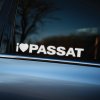 Plotrovaná nálepka s nápisom „I ❤️ PASSAT“ v jednofarebnom prevedení. Štýlová dekorácia pre majiteľov a priaznivcov vozidiel Passat, ideálna na hladké povrchy.