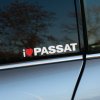 Plotrovaná nálepka s textom „I ❤️ PASSAT“, kde srdce je červené. Skvelý doplnok pre fanúšikov všetkých generácií modelu Passat, vhodný na auto.