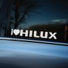 Plotrovaná nálepka s nápisom „I ❤️ HILUX“ v jednofarebnom prevedení. Štýlová dekorácia pre nadšencov modelu Hilux, ideálna na hladké povrchy.