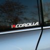 Plotrovaná nálepka s textom „I ❤️ COROLLA“, kde srdce je červené. Skvelá voľba pre fanúšikov modelu Toyota Corolla, vhodná na auto alebo inú hladkú plochu.