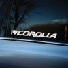 Plotrovaná nálepka s nápisom „I ❤️ COROLLA“ v jednofarebnom prevedení. Štýlový doplnok pre majiteľov a priaznivcov vozidiel Toyota Corolla.