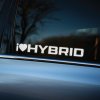 Plotrovaná nálepka s textom „I ♥ HYBRID“ v modernom dizajne. Perfektná nálepka na auto pre nadšencov hybridných vozidiel.