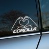 Nálepka na auto Toyota Corolla zobrazuje dve ruky formujúce tvar srdca, nalepená na bočnom okne vozidla. Tento dizajn pridáva vášmu autu osobný a štýlový prvok, ktorý ukazuje vašu náklonnosť k značke Corolla. Nálepky na auto Toyota Corolla sú ideálnym spôsobom, ako prispôsobiť vzhľad vášho vozidla, čím zvýšite jeho atraktivitu a jedinečnosť. Perfektné pre všetkých majiteľov Toyota Corolla, ktorí chcú vyjadriť svoju lásku k tomuto spoľahlivému a obľúbenému modelu.