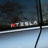 Plotrovaná nálepka s textom „I ❤️ TESLA“, kde srdce je červené. Ideálna dekorácia pre fanúšikov elektromobilov Tesla, vhodná na auto alebo inú hladkú plochu.