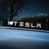 Plotrovaná nálepka s nápisom „I ❤️ TESLA“ v jednofarebnom prevedení. Štýlový doplnok pre majiteľov a priaznivcov vozidiel Tesla.
