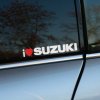 Plotrovaná nálepka s textom „I ❤️ SUZUKI“, kde srdce je červené. Skvelá dekorácia pre fanúšikov vozidiel Suzuki, vhodná na auto alebo inú hladkú plochu.